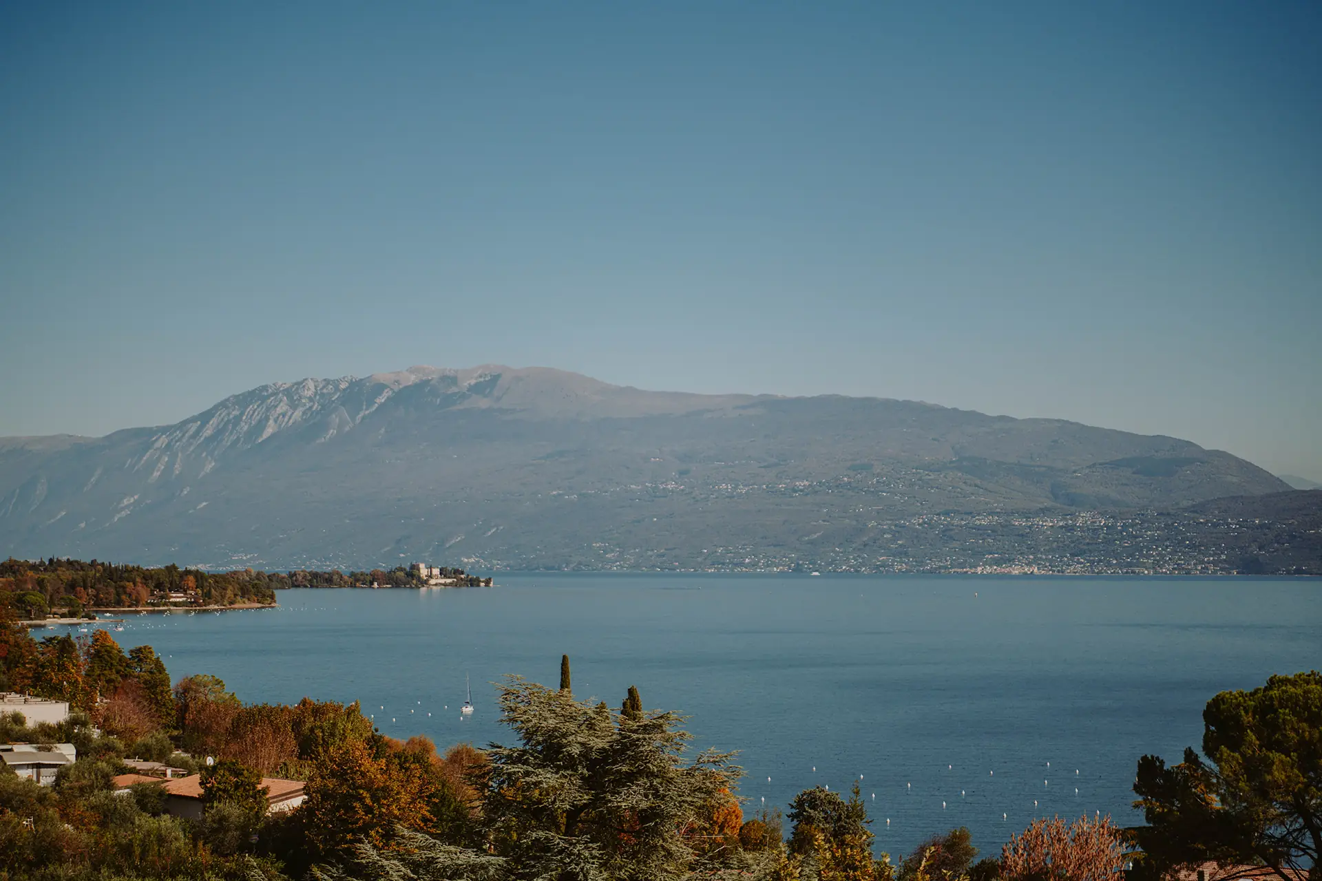 La vista panoramica sul Lago di Garda dal ristorante Il Fungo
