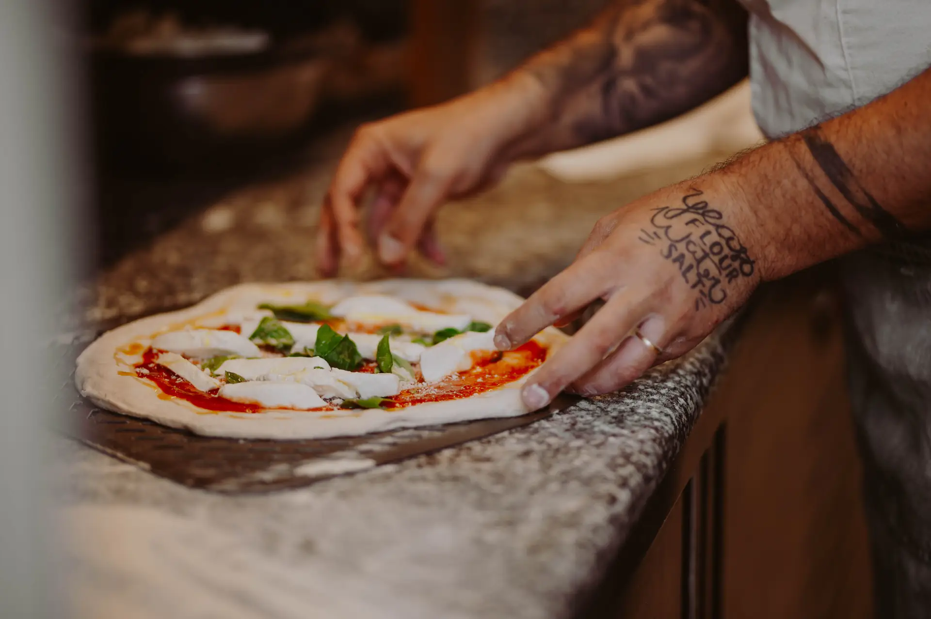 Von Hand ausgezogener Pizzateig