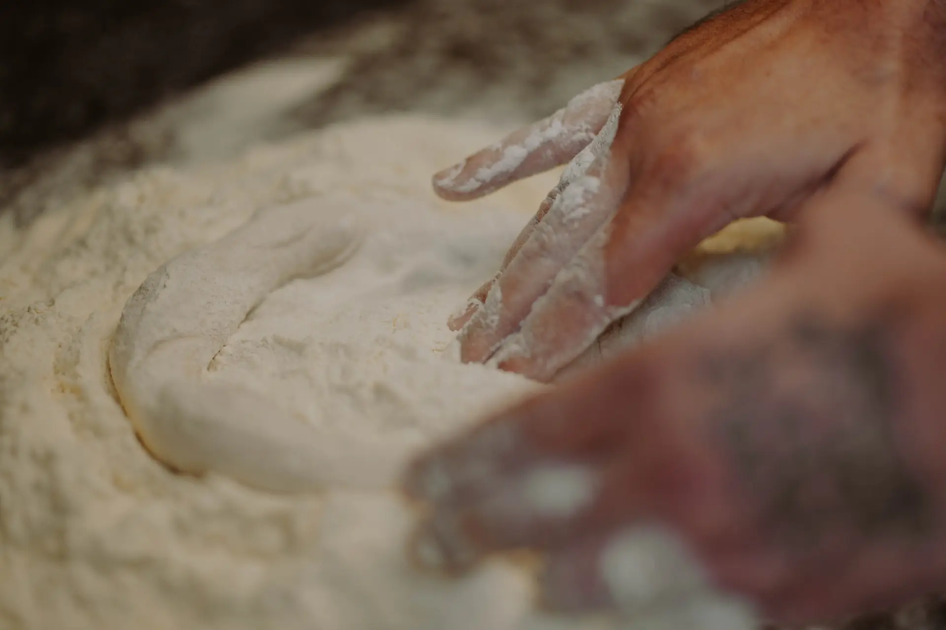 Von Hand bearbeiteter Teig
